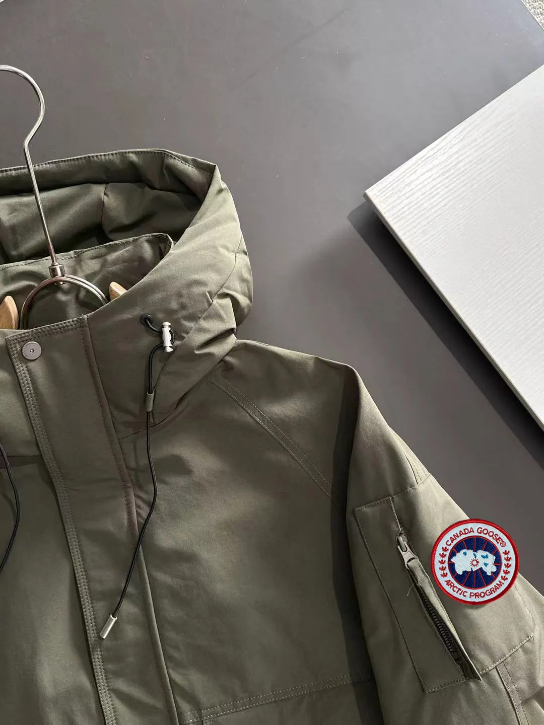 Two-day delivery time P960 Big Goose 🔥🔥 High-end customization 2025 winter official website's latest popular down jacket. Original custom-made hardware accessories for customers, all imported and original customization. Welcome to compare at the counter. Absolutely high quality. Use top-grade 90 white goose down. Super soft. Filled with fluffy and full feathers. Super heavy work. Fabric workmanship is excellent. The version is super perfect. Note⚠The fabric is super comfortable. Exclusive model. High-end quality. A must-have warm and protective artifact in winter. Size: M-3XL